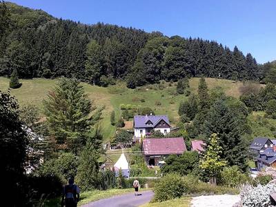 Pohled ze silnice pod kostelem na protější svah s novější výstavbou.