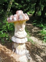 Vyrostla při cestě.