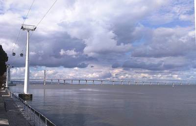 Lanovka jede ke věži u mostu Vasco da Gama