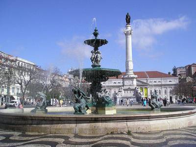 Náměstí Rossio zdobí i velká bronzová kašna.