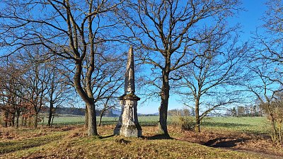 08-obelisk-na-hranici-konopistskeho-panstvi.jpg