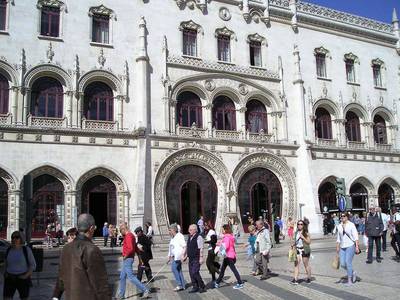 Tato skvostná budova se také nachází na náměstí Rossio a je to nádraží.
