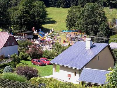 Část pouťových atrakcí na návsi.