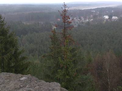 Vpravo, těsně pod horizontem je vidět část dráhy vojenského letiště Hradčany-Ralsko