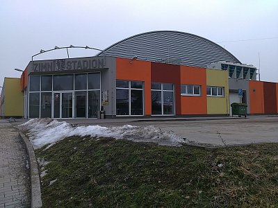 Cesta mě vede kolem Zimního stadionu