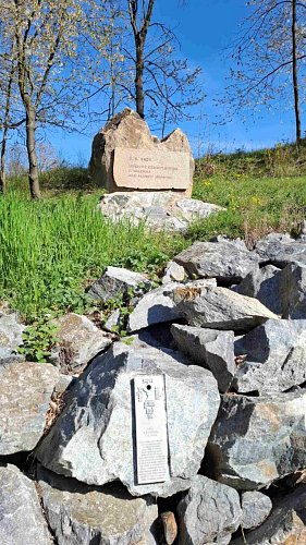 09-pamatnik-bitvy-u-malesova.jpg