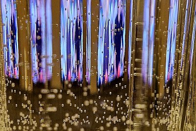 Voda ve sklenici proti TV obrazovce