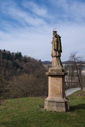 1 - Svatý Jan Nepomucký a hráz Slapské přehrady.