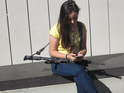 dívka se samopalem (má ale i mobil)