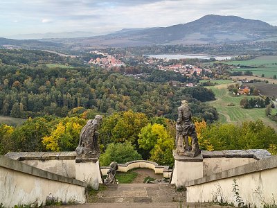 Pohled na Úštěk, jezero Chmelař a Středohoří