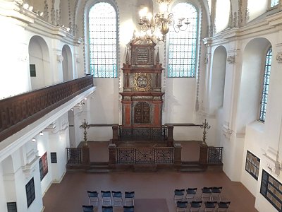 10-panely-v-prizemi-a-na-ochozu-synagogy.jpg