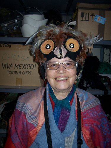 Zkouška klobouků ve skladu kostýmů v ND