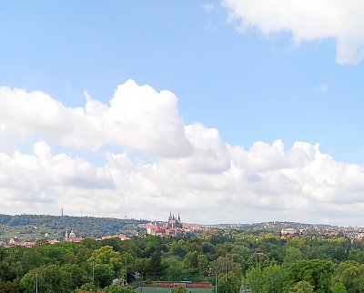 Pohled na Prahu se střechy Zemědělského muzea