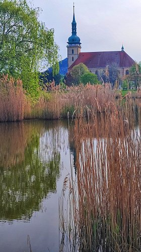 Kostel s rybníkem