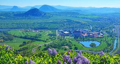 Pohled na kostel z hradu Hněvín.