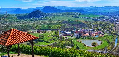 Pohled na kostel s rybníkem