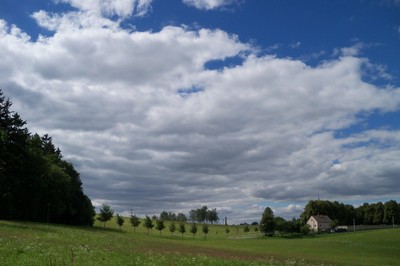 Mraky nad hřbitovem