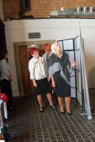 Ájo, koukej dopředu nebo zakopneš..,