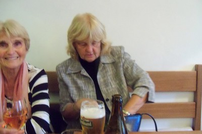 Musím vyndat mobil a poslat informace na íčko..