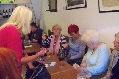 Nic nehledej a nápij se se mnou Ájo..