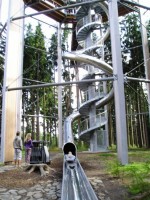 Středem věže prochází nejdelší suchý tobogán v ČR