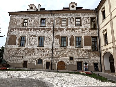 11-nadvori-zamku-s-psanickovymi-sgrafity.jpg