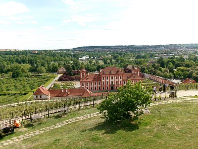 Pohled na Trojský zámek od kaple svaté Kláry