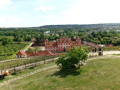 Pohled na Trojský zámek od  kaple Svaté Kláry.jpg