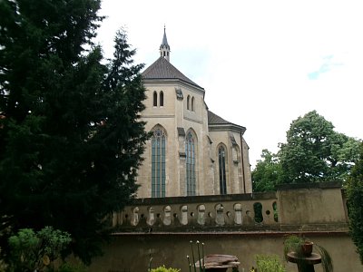 Emauzy v pozadí.jpg