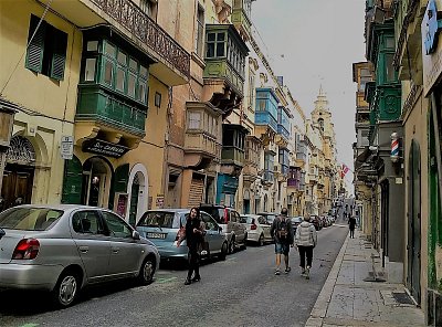 Toulání v odlehlejších uličkách skýtá potěšení z objevování života usedlíků.