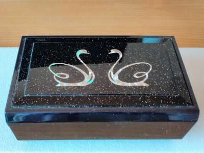 Šperkovnice s víkem se stříbřitým prachem a perleťovými labutěmi.