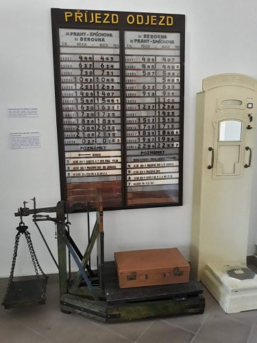 12-historicka-tabule-prijezdu-a-odjezdu.jpg
