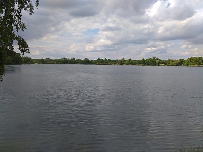 Zatopená bývalá pískovna v Mlékojedech u Neratovic