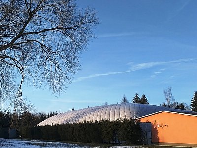 Nafukovací tenisová hala je využívána přes celé zimní období