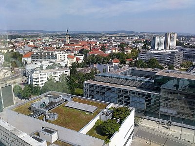 Budova s travnatou střechou je Dolnorakouské zemské muzeum