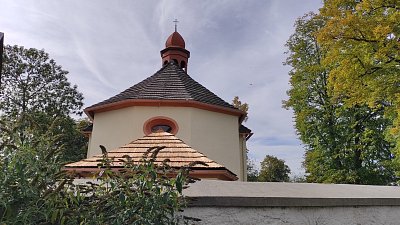 Kostel sv. Kateřiny v Olšových Vratech je obehnaný masivní ohradní zdí