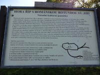 na úpatí před výstupem na vrchol se rádi poučíme