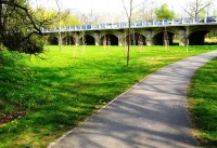 Pohled od kostelíku k mostu.