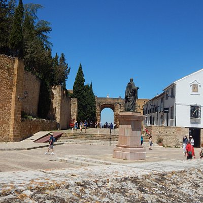 Nádvoří? Náměstí? Prostor před kostelem