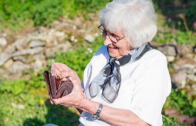 Tento měsíc vyplatí pošta důchody v hotovosti o 10 dnů dříve. To není apríl!