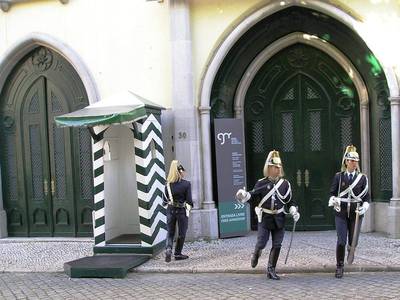 Výměna stráží před Muzeem.