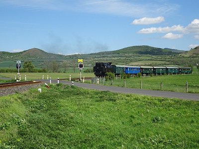 15 Vlak se blíží k přejezdu.jpg