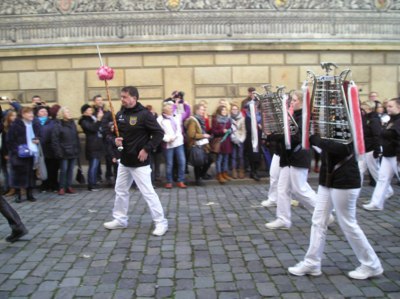 15. Defilé pokračuje.