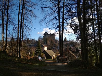 Pohled z lesa od lomů