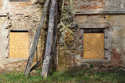 16 Socha je spouštěna dolů.