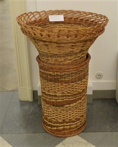 16 - Moderní koš na květiny z proutí a šénu..jpg