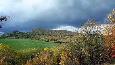 Pohled z podzimní litoměřické Bílé stráně.