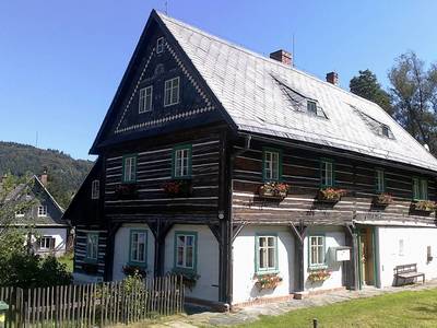 Příklad další pěkné podstávkové roubenky.