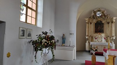 Stěny kostela září bíle a vysoká okna vpouštějí do prostoru hodně světla