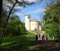a hned potom románskou rotundu sv. Jiří